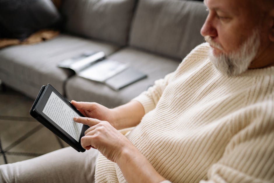Persona che utilizza un tablet per leggere di chatbot AI